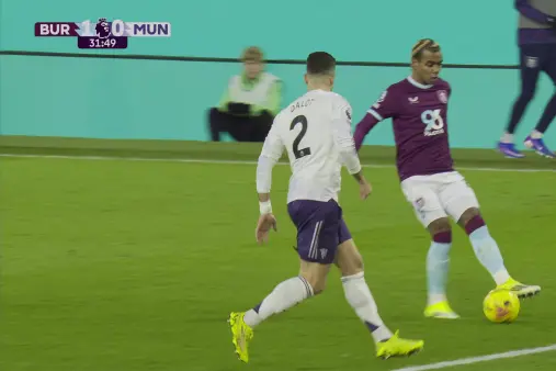 [Highlights] Pires' low angled shot slides wide, Manchester United given another warning