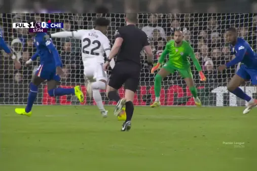 [Highlights] Wave after wave of attacks! Kevin果断 takes a long-range shot, the ball grazes the post and goes out