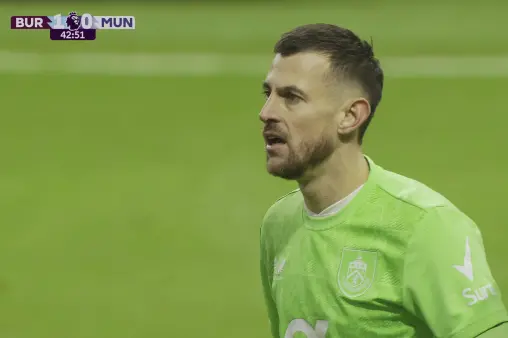 [Highlights] Finally a quality chance! Šeško's header saved by Dubravka with a diving stop