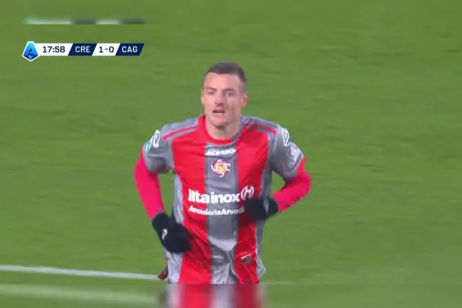 [Highlights] Vardy misses out! The striker's volley from a teammate's chip is saved