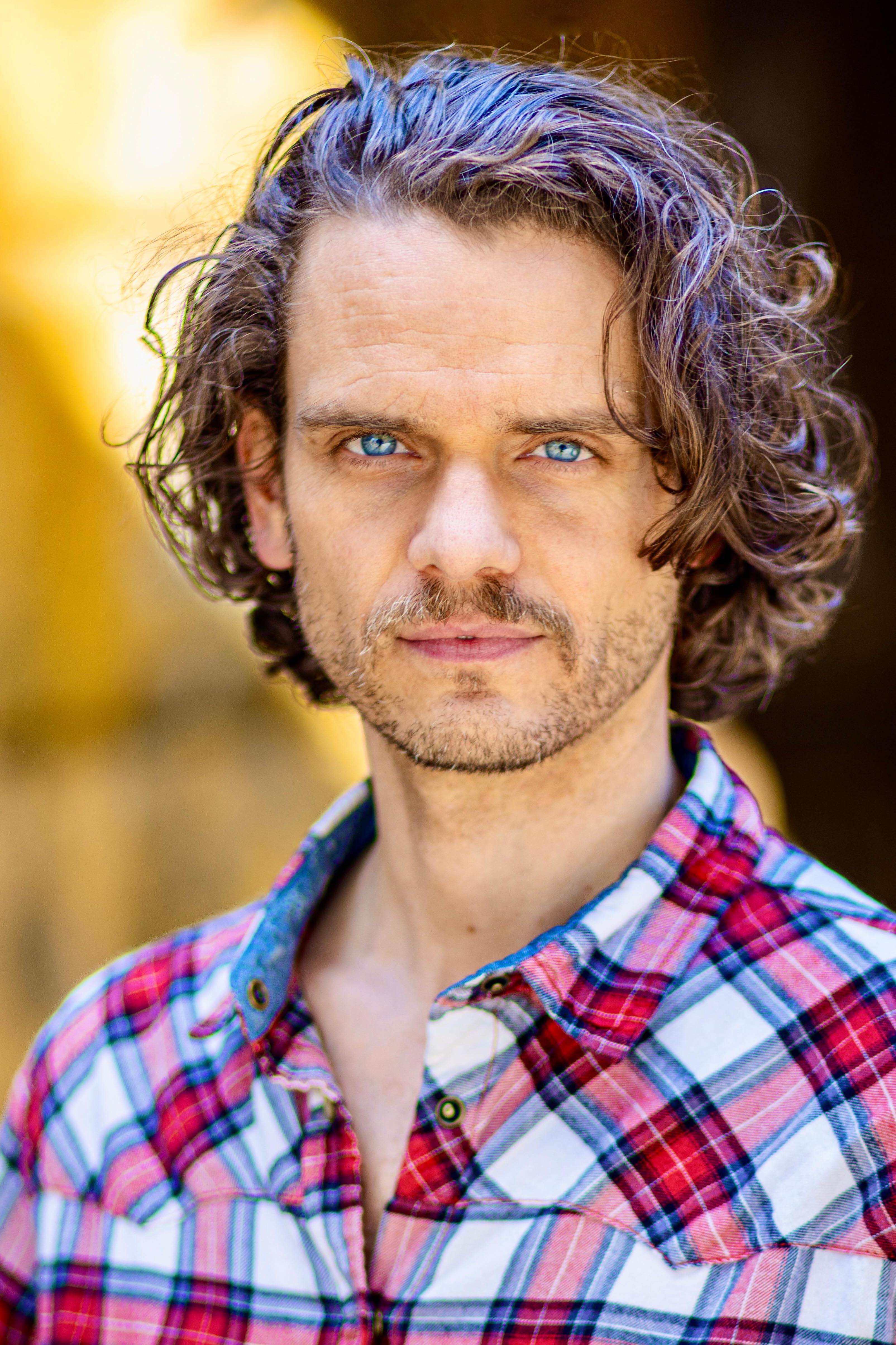 actor Tysen D'Eston large photo