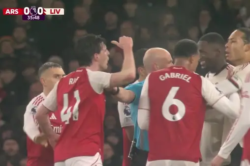 [Highlights] Frimpong charges into the box and falls, followed by a clash between players on the field