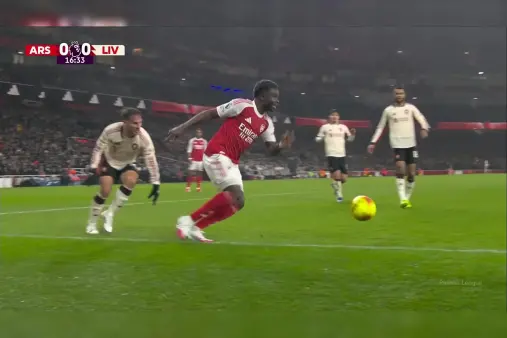 [Highlights] Saka beats multiple defenders on the wing then crosses back, but no teammate follows up in the middle