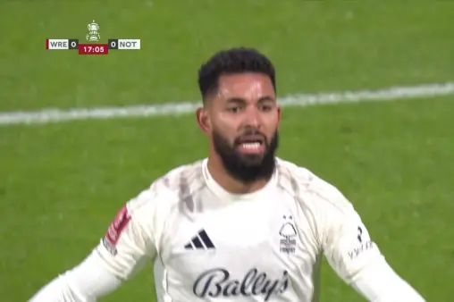 [Highlights] Douglas Luiz scores with a volley, referee rules handball first