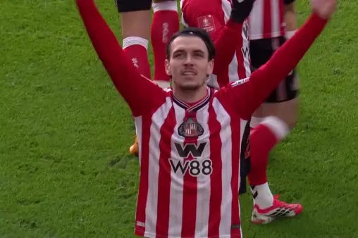 [Goal] Pickford can only watch in despair! Le Fee's first-time curling shot from the box finds the top corner