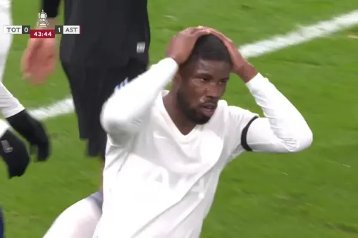 [Highlights] Tel's mazy run down the wing and cross, Danso breaks through the crowd but shoots wide