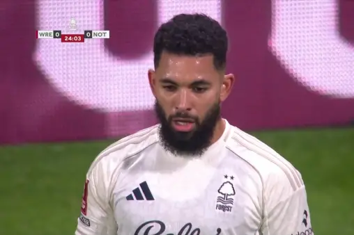 [Highlights] Douglas Luiz's direct free-kick saved