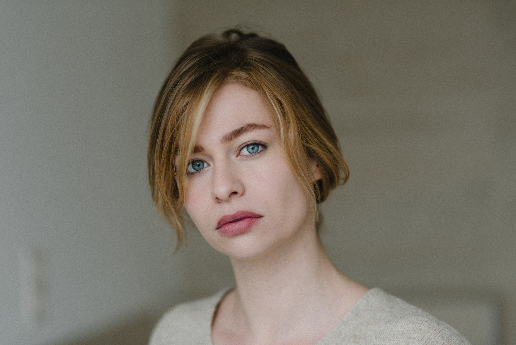 actor Zoe Straub large photo