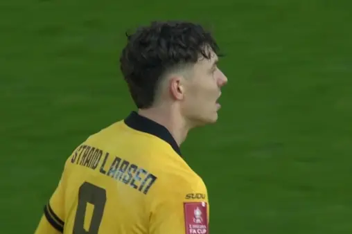 [Highlights] Couldn't keep up! Larsen's close-range effort misses the ball