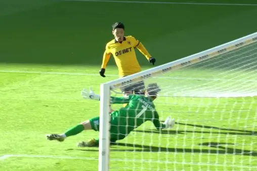 [Goal] Dream start! Hwang Hee-chan cuts into the box and crosses, Larsen scores with a heel flick