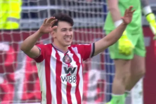 [Penalty Shootout] Rufus becomes the Wall of Sighs, saving three penalties as Sunderland win away to advance