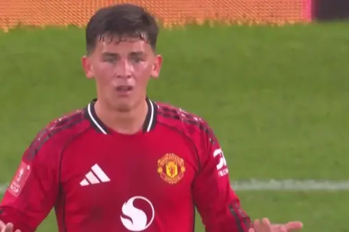 [Red Card] Nightmare debut! Reisi concedes foul, slams ball, gets two yellows and sent off