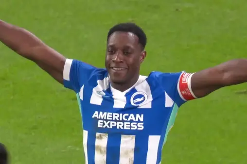 [Goal] Four defenders watch as Welbeck easily controls and blasts into the top corner to score again