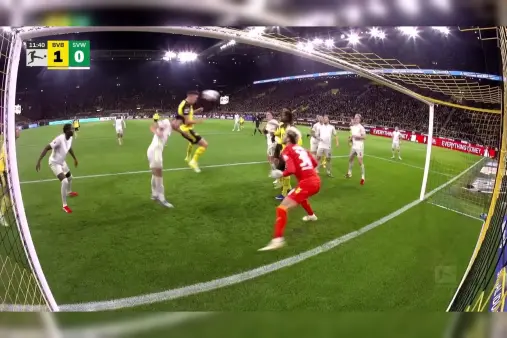 [Goal] Solid Defender! Schlotterbeck heads home from close range off a corner