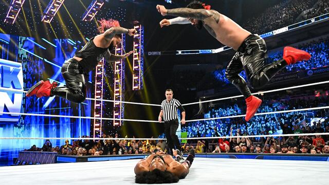 The Usos vs. The New Day - Undisputed WWE Tag Team Championship Match: SmackDown, Nov. 11, 2022 backdrop