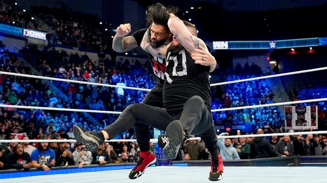 Kevin Owens stuns Roman Reigns