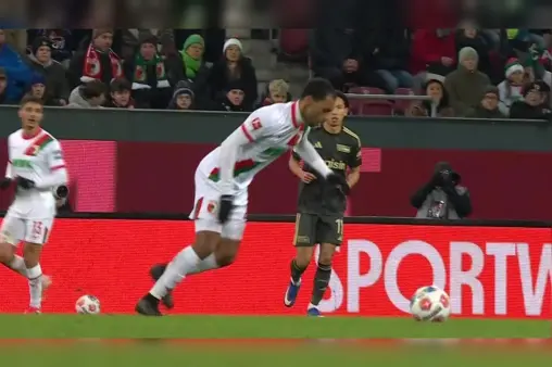 [Goal] Stunning! Claude Maurice's long-range rocket from outside the box hits the crossbar and bounces into the net