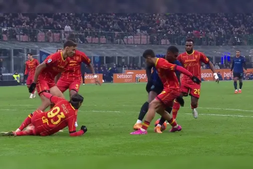 [Highlights] Bony goes down in the box after contact, VAR intervenes, referee rules no penalty