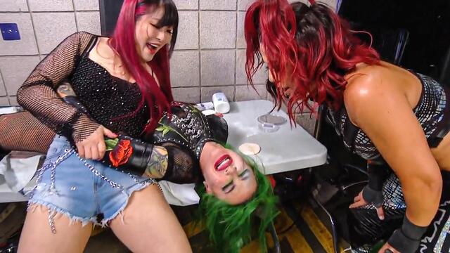 Bayley shears Shotzi’s hair: SmackDown highlights, June 30, 2023 background