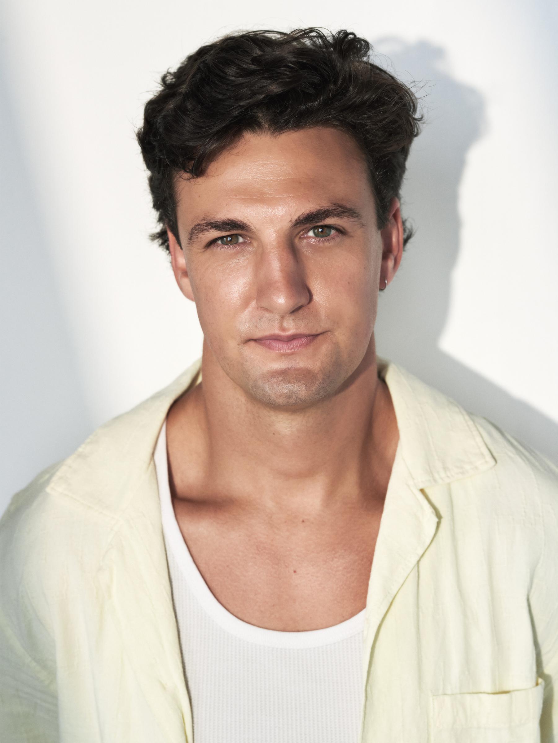 actor Isaac Crawley large photo