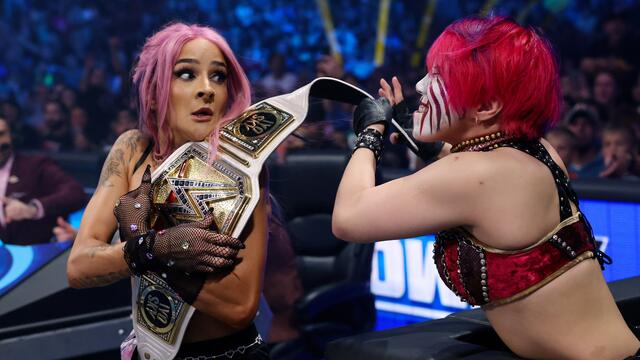 Asuka steals the WWE Women's Title