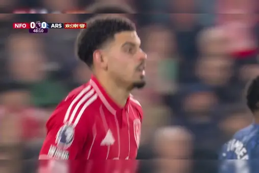 [Highlights] A bit hesitant! Gibbs-White receives the ball unmarked but fails to take a shot