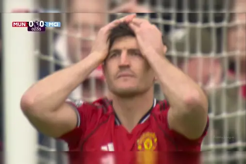 [Highlights] Aerial Dominance! Bruno Fernandes takes corner, Harry Maguire's towering header hits the crossbar