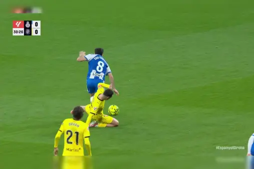 [Highlights] Careless! Arnau gets a yellow card for a late tackle on Exposito from behind