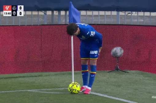 [Highlights] Heart-stopping moment! Milla's corner kick curls directly towards the goal, wide at the far post