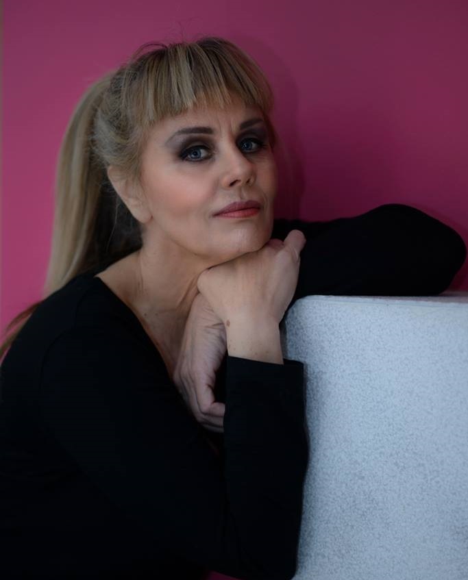 actor Domenika Regou large photo