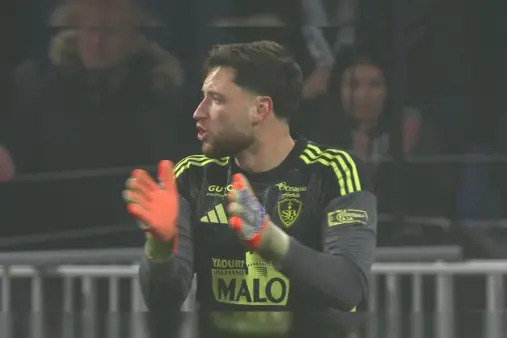 [Highlights] Endrick wins the ball back in the attacking third, chips in the box saved by the goalkeeper