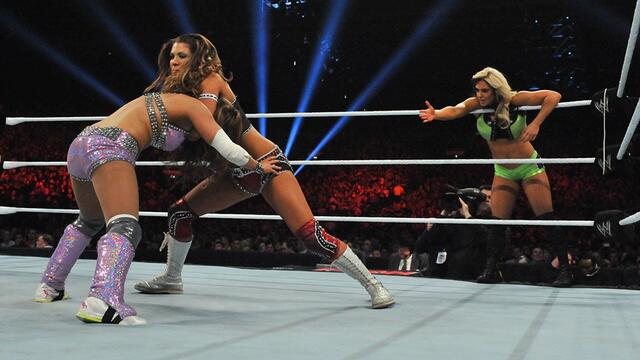 Layla and Kaitlyn vs. Eve and Aksana: Raw, Nov. 5, 2012 backdrop