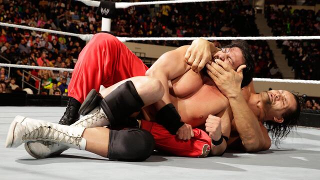 The Great Khali vs. Damien Sandow - WWE App Vote Match: Raw, Dec. 30, 2013 backdrop