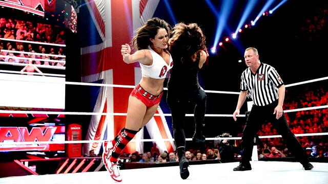Nikki Bella vs. Tamina Snuka: Raw, Nov. 11, 2013 background