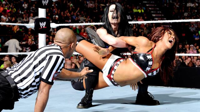 Paige vs. Alicia Fox: WWE Superstars, May 8, 2014 background