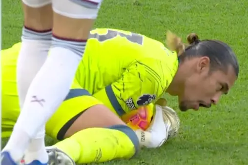 [Goal] Thrilling! Onaiwu's cross from the wing towards the corners, goalkeeper makes a narrow save