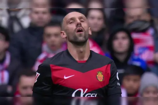 [Highlights] Missed opportunity as Muriqui's header drifts wide of the goal