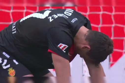 [Own Goal] Wrong net! Llorente's cross leads to David López own goal