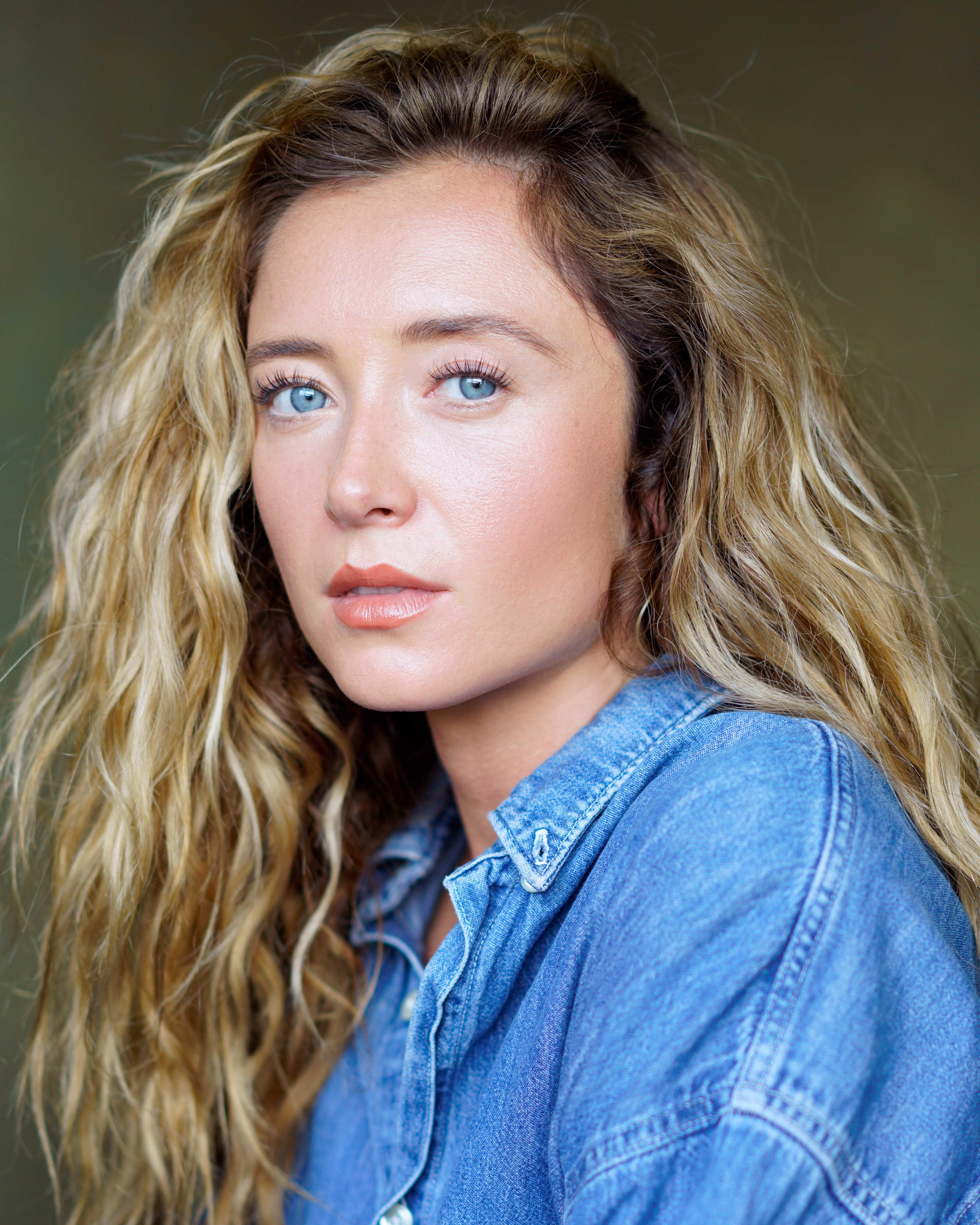 actor Ella Starbuck large photo