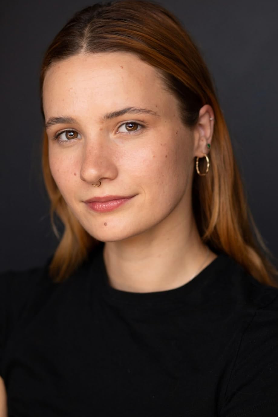 actor Leah Ashwood large photo