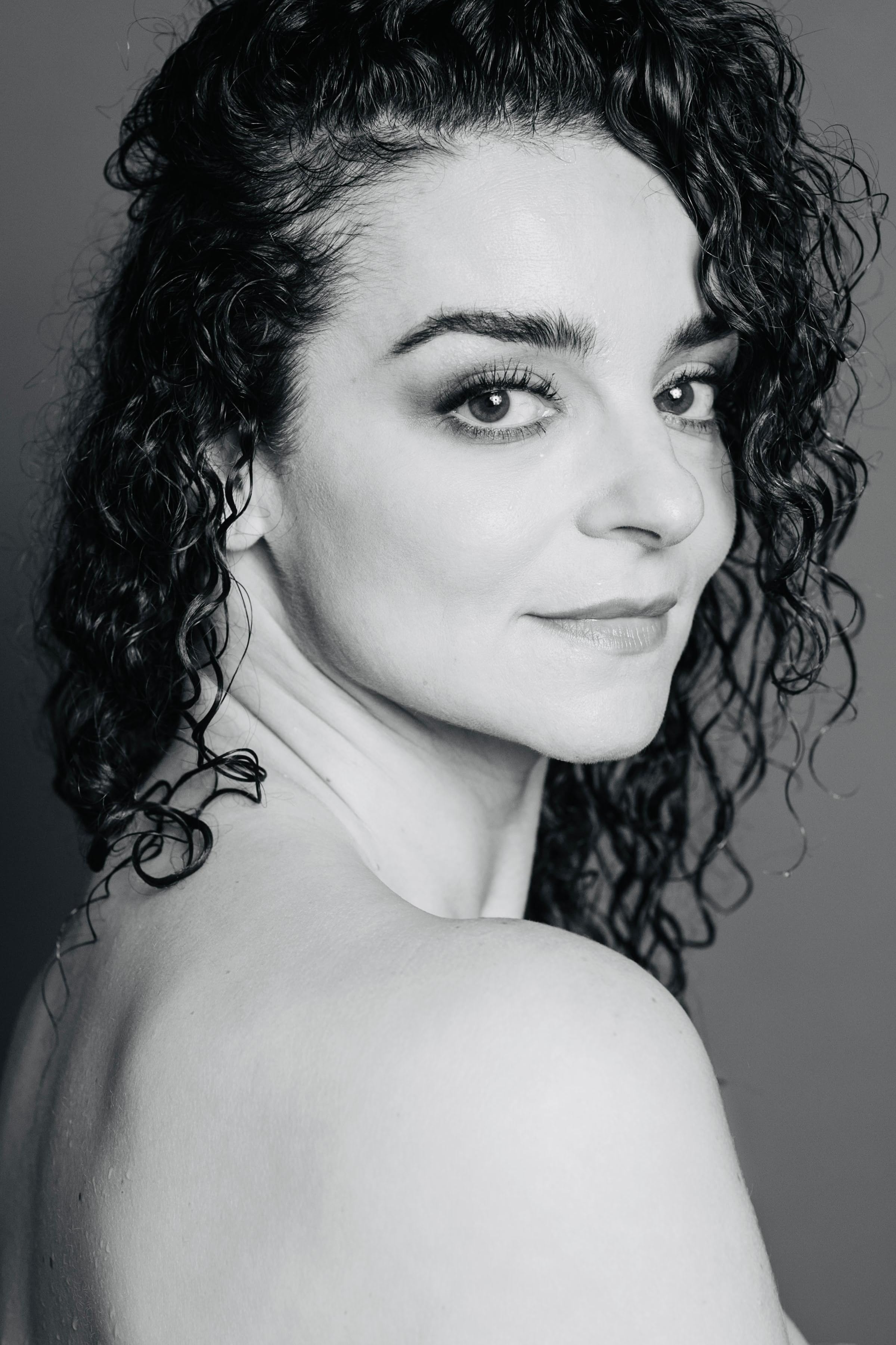 actor Flora Karas large photo