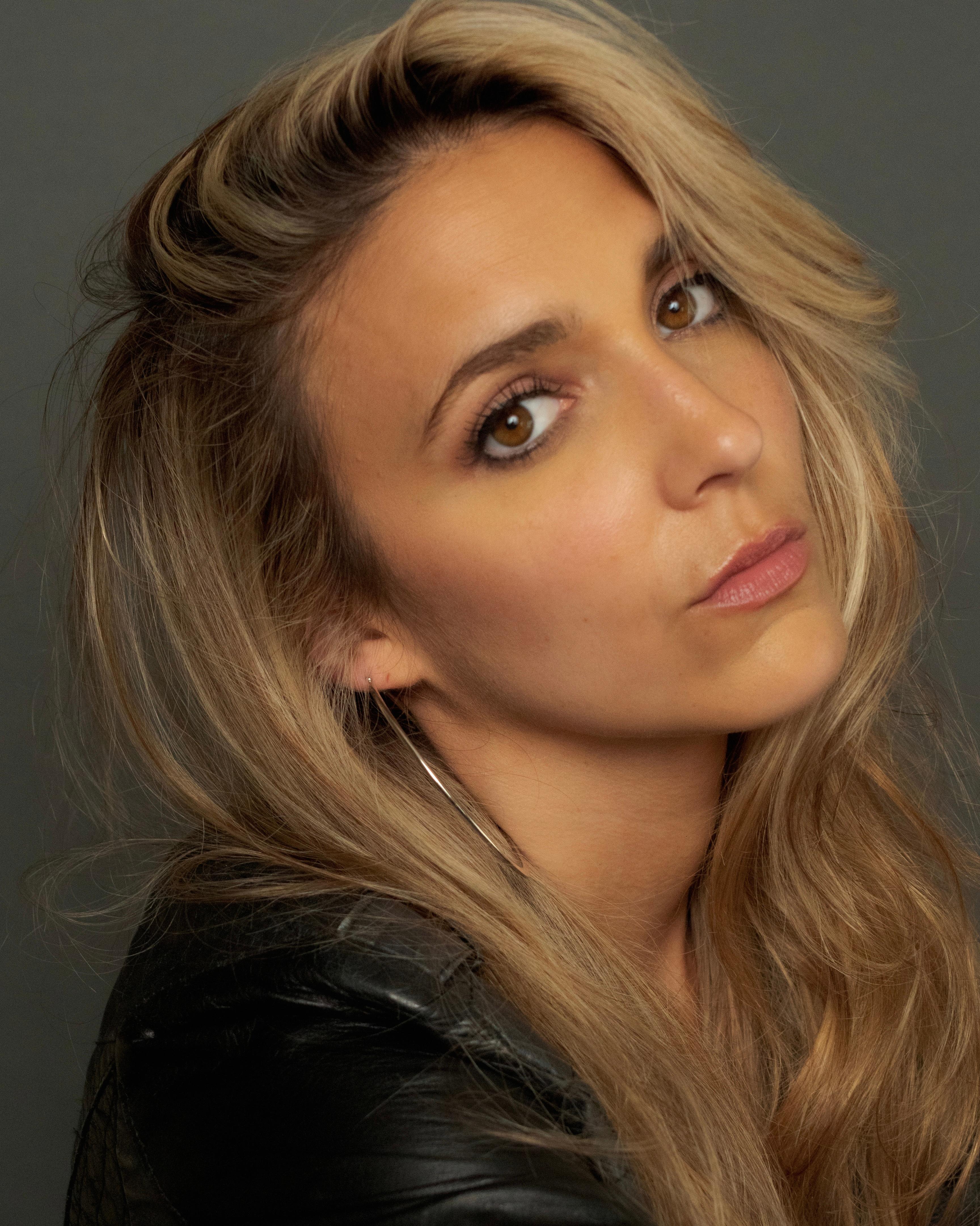 actor Roxy Striar large photo