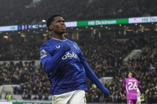 [MVP] Black Whirlwind! Barry scores in consecutive games to help the Toffees level on points with the Black Cats