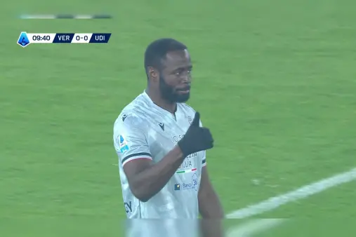 [Highlights] Davies receives the ball in the box and takes a shot, but it's called offside