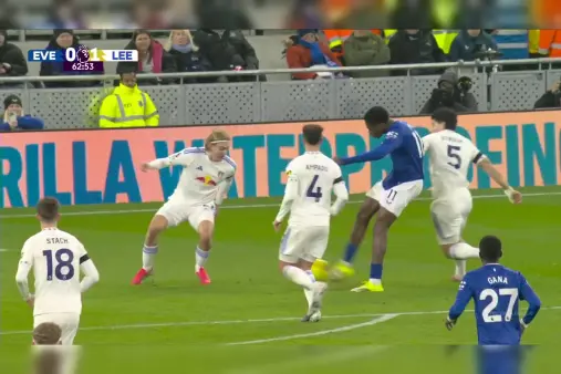 [Highlights] Barry cuts inside and unleashes a powerful shot, saved by the goalkeeper with one hand