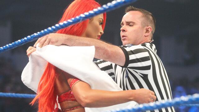 Eva Marie experiences a wardrobe malfunction prior to her match against Becky Lynch: SmackDown Live, Aug. 9, 2016
