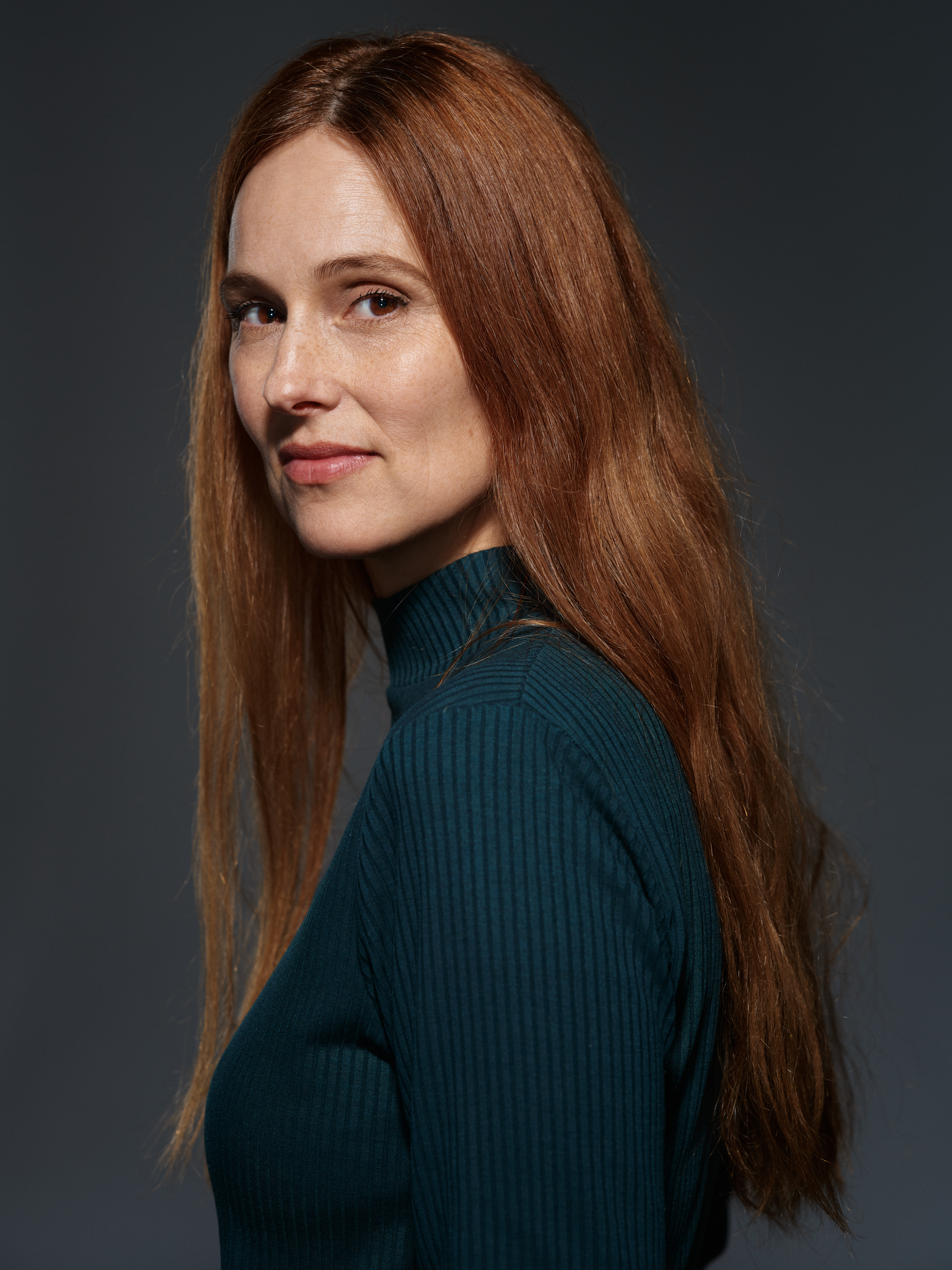 actor Anna Mercedes Bergion large photo