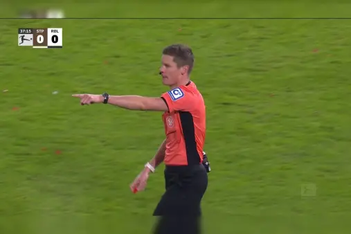 [Highlights] Chance waster! Jones misses his third one-on-one in the attacking third by losing the ball