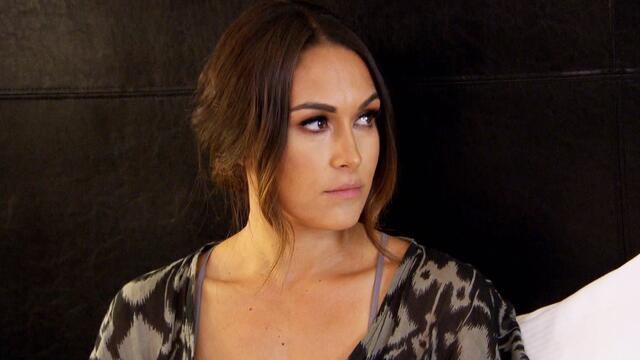 Nikki Bella arrives in Dallas and meets Brie Bella: Total Divas, Nov. 16, 2016