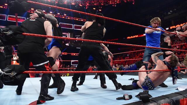 SmackDown LIVE Superstars invade Raw: Raw, Nov. 14, 2016 background